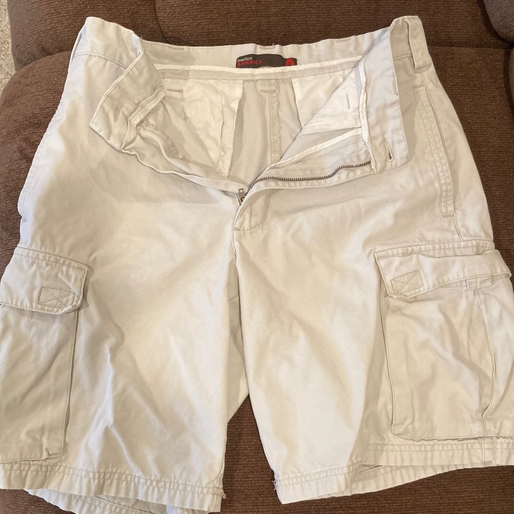 Perry Ellis America, men’s shorts, tannish off-white color(cream) (see picture)